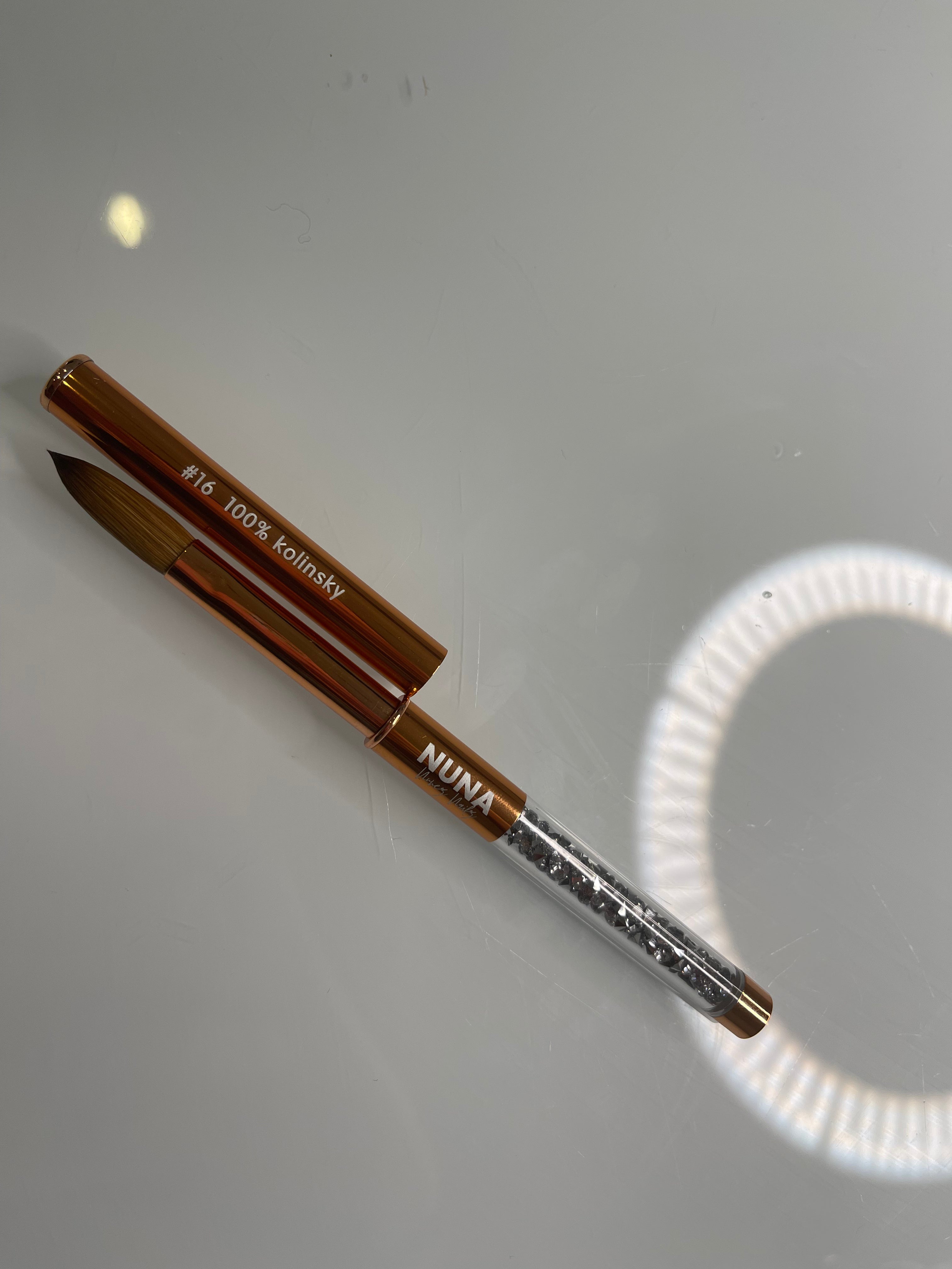 #16 NUNA Acrylic Brush